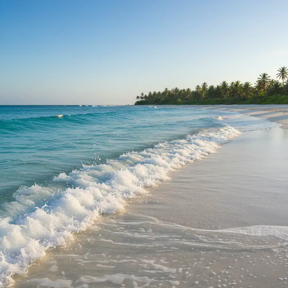 Air biru jernih memercik di pasir putih